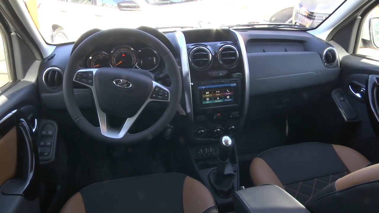 Dashboard, touchscreen, multifunction steering wheel, manual gear shifter