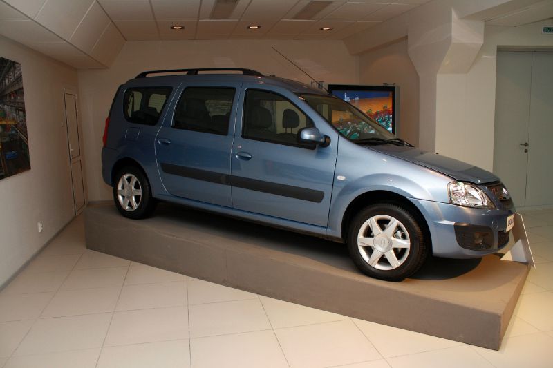 Side profile of blue 5-door station wagon with roof rails and black trim