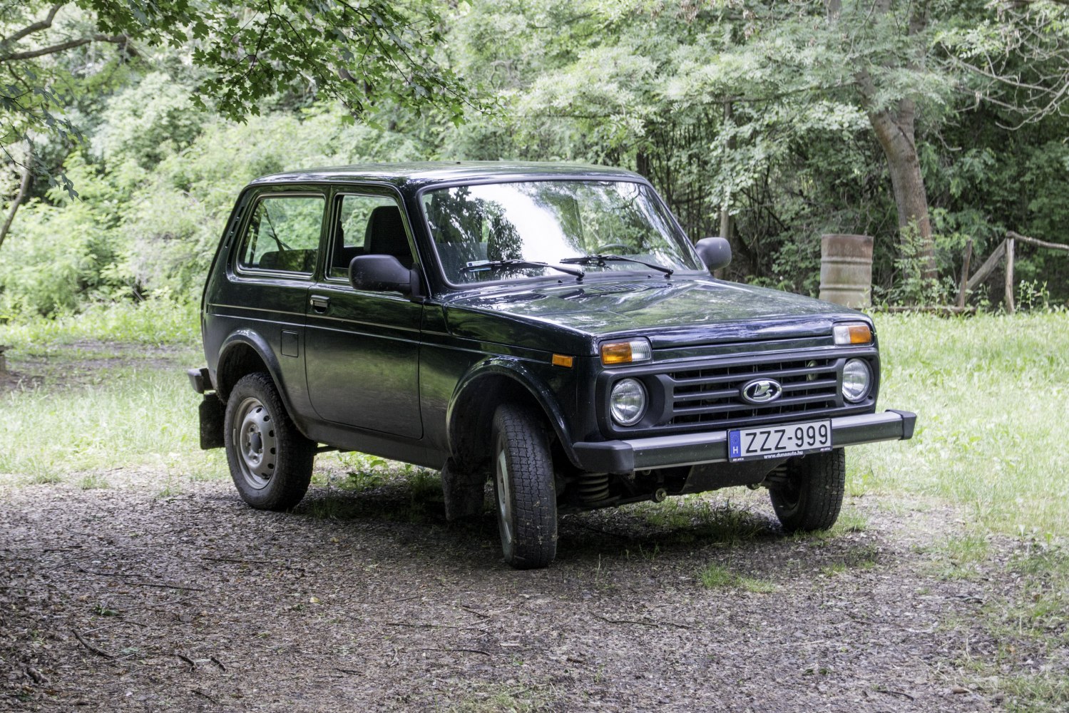 Compact rugged 3-door SUV, off-road design with boxy shape