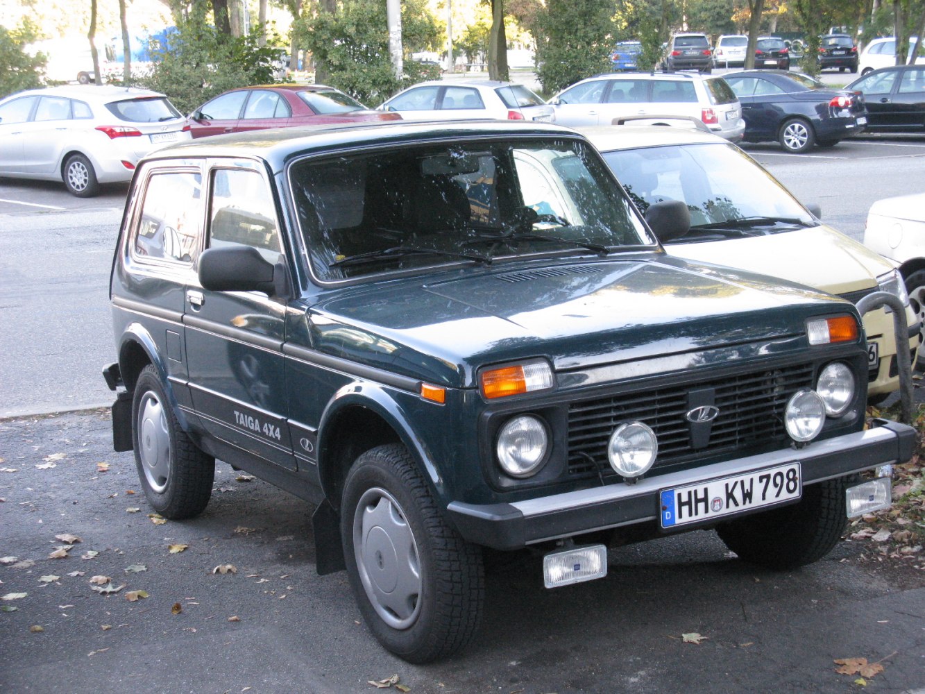 Compact 3-door off-road SUV with front fog lights