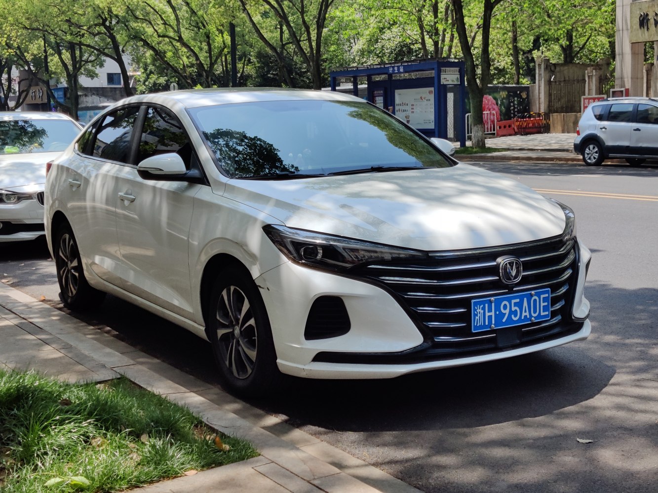 Front fascia with large grille and sharp LED headlights