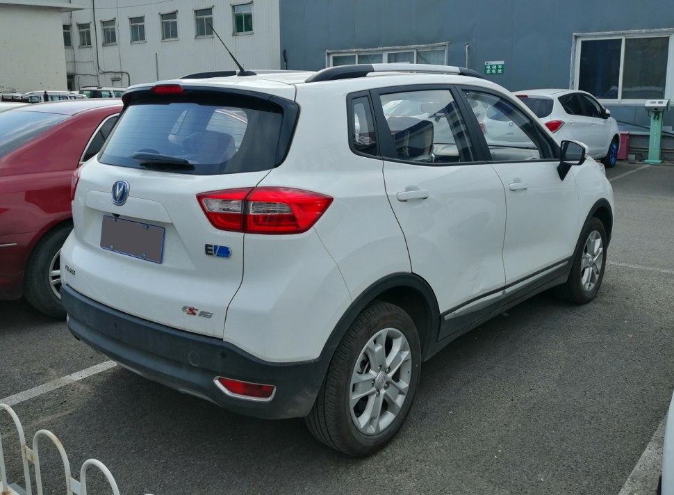 Compact SUV rear side with taillights and roof rails