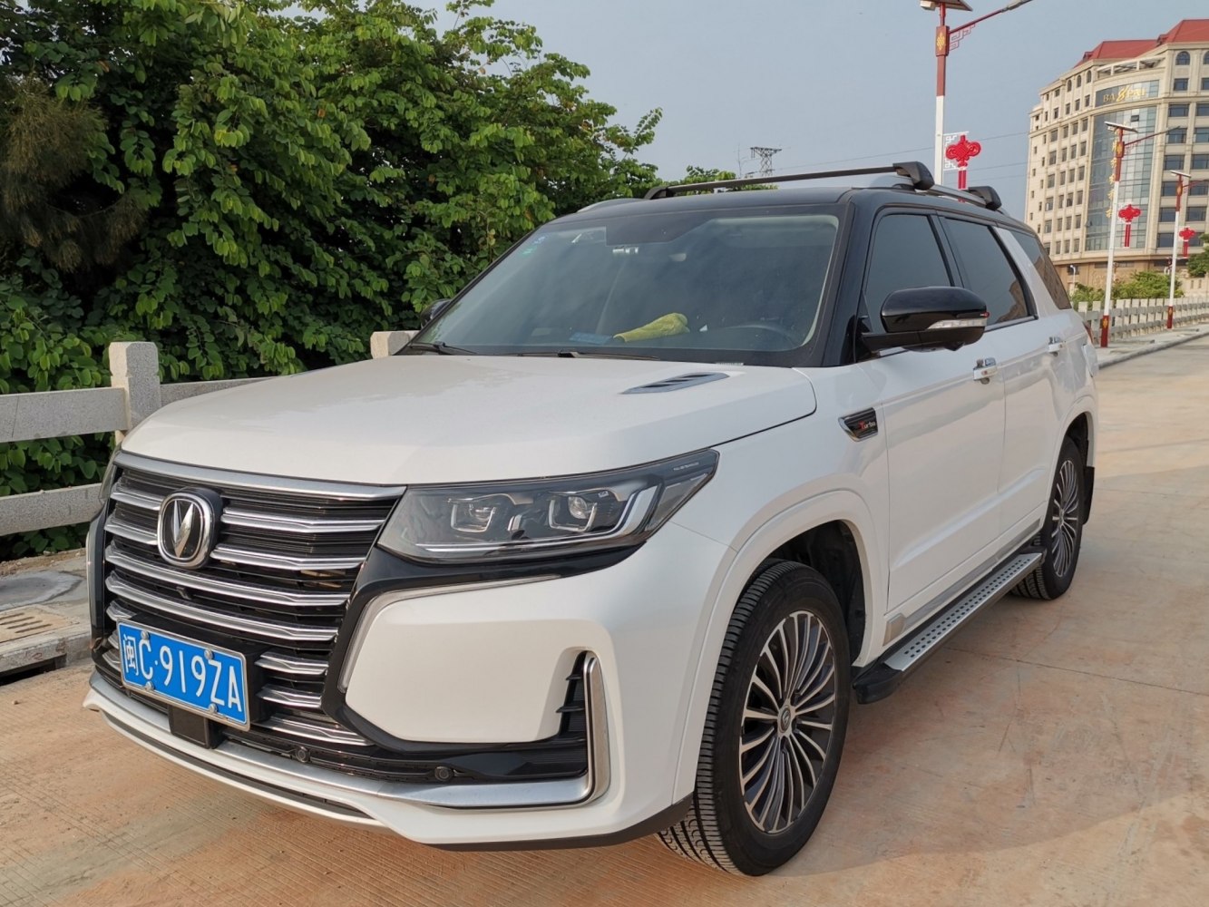 Front grille and multi-LED headlights of an SUV