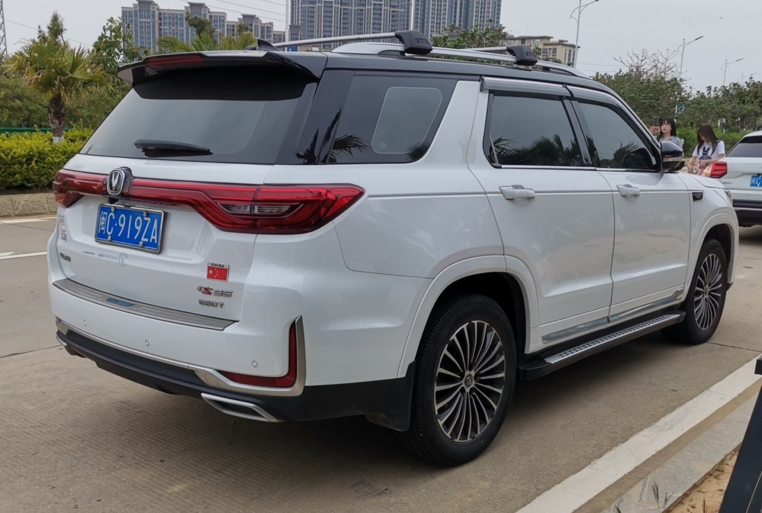 Rear end design with LED tail lights and roof spoiler