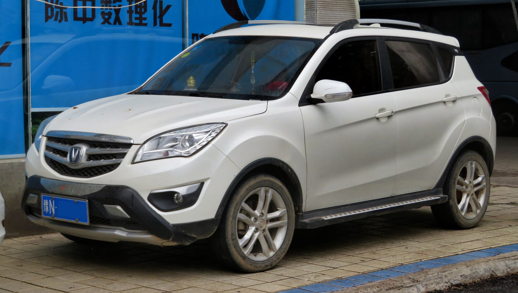 White compact SUV with roof rails and alloy wheels