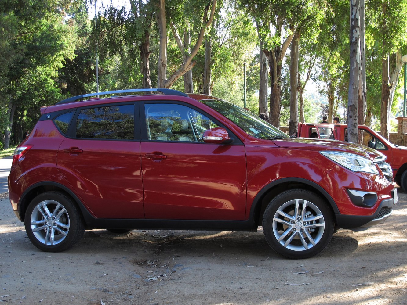 Side profile with roof rails and multi-spoke alloy wheels