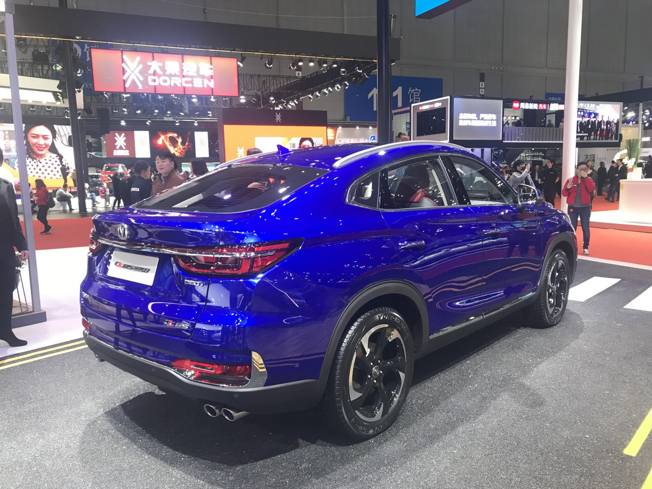 Coupe-SUV rear view with dual exhausts and distinctive taillights