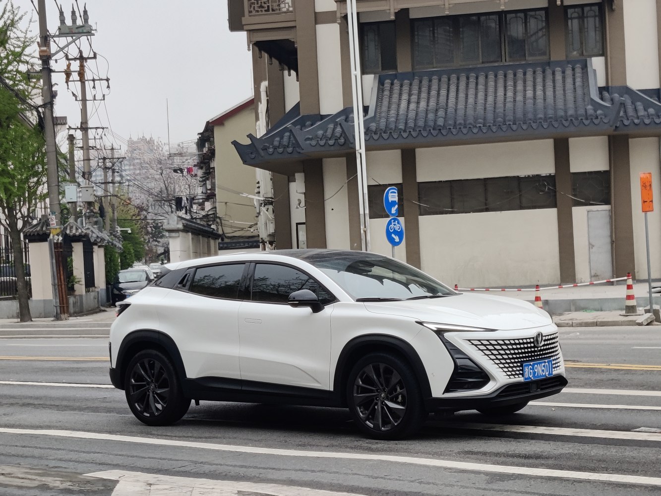 White SUV side profile with black roof and distinctive front grille design