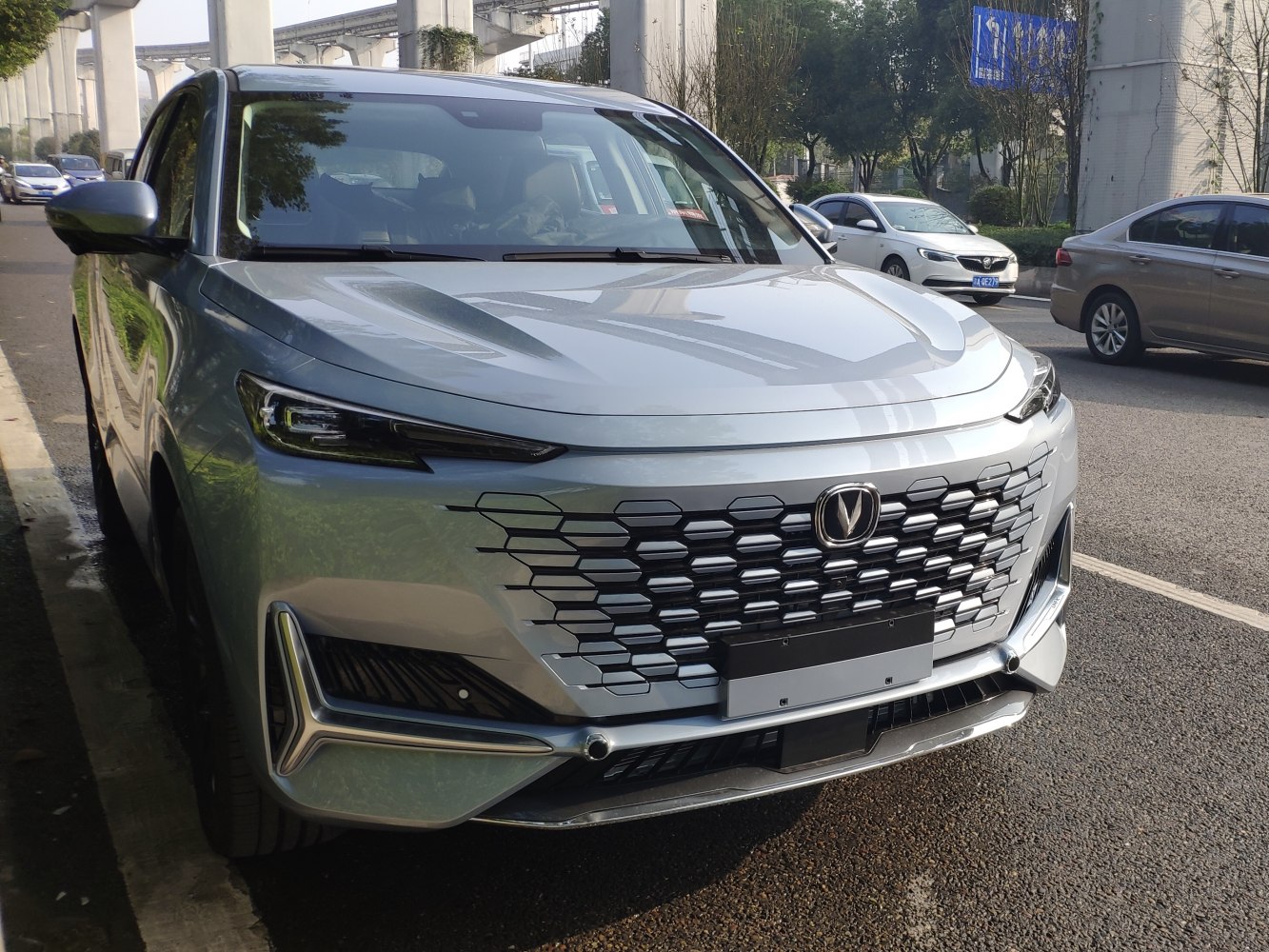 Front with hexagonal grille and LED headlights