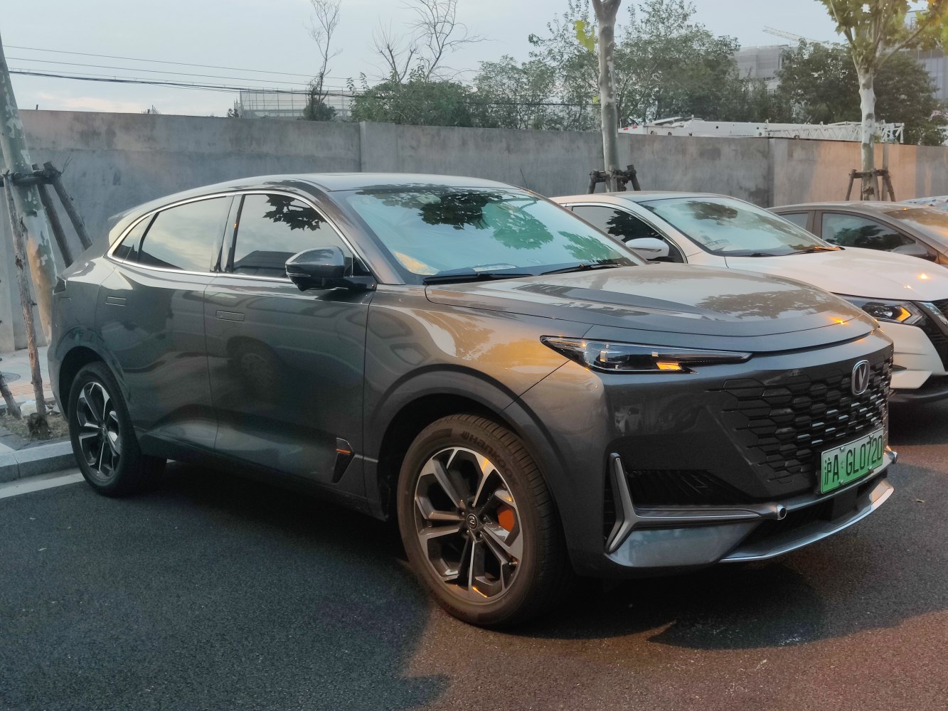 Modern SUV front grille and sleek side profile with LED headlights