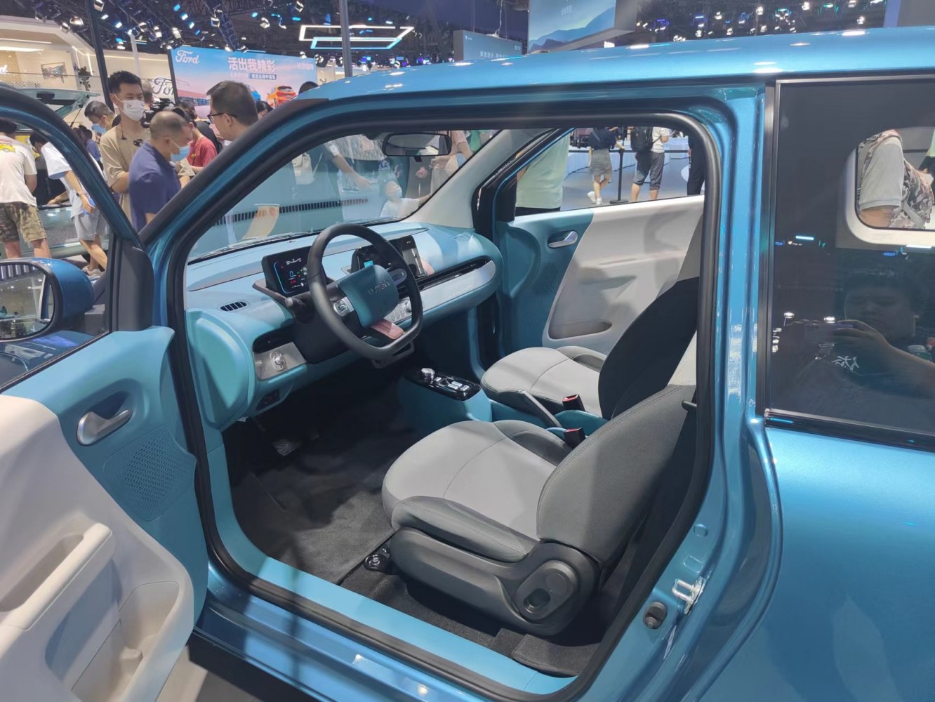 Modern compact dashboard and front seating layout