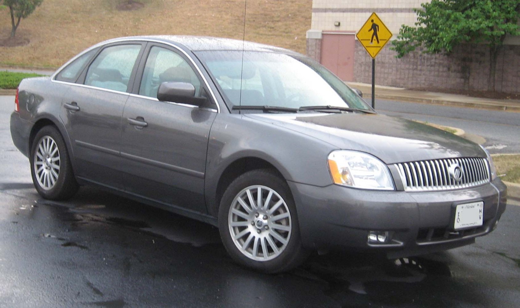 Front grille, headlights, alloy wheel, fog lights of sedan
