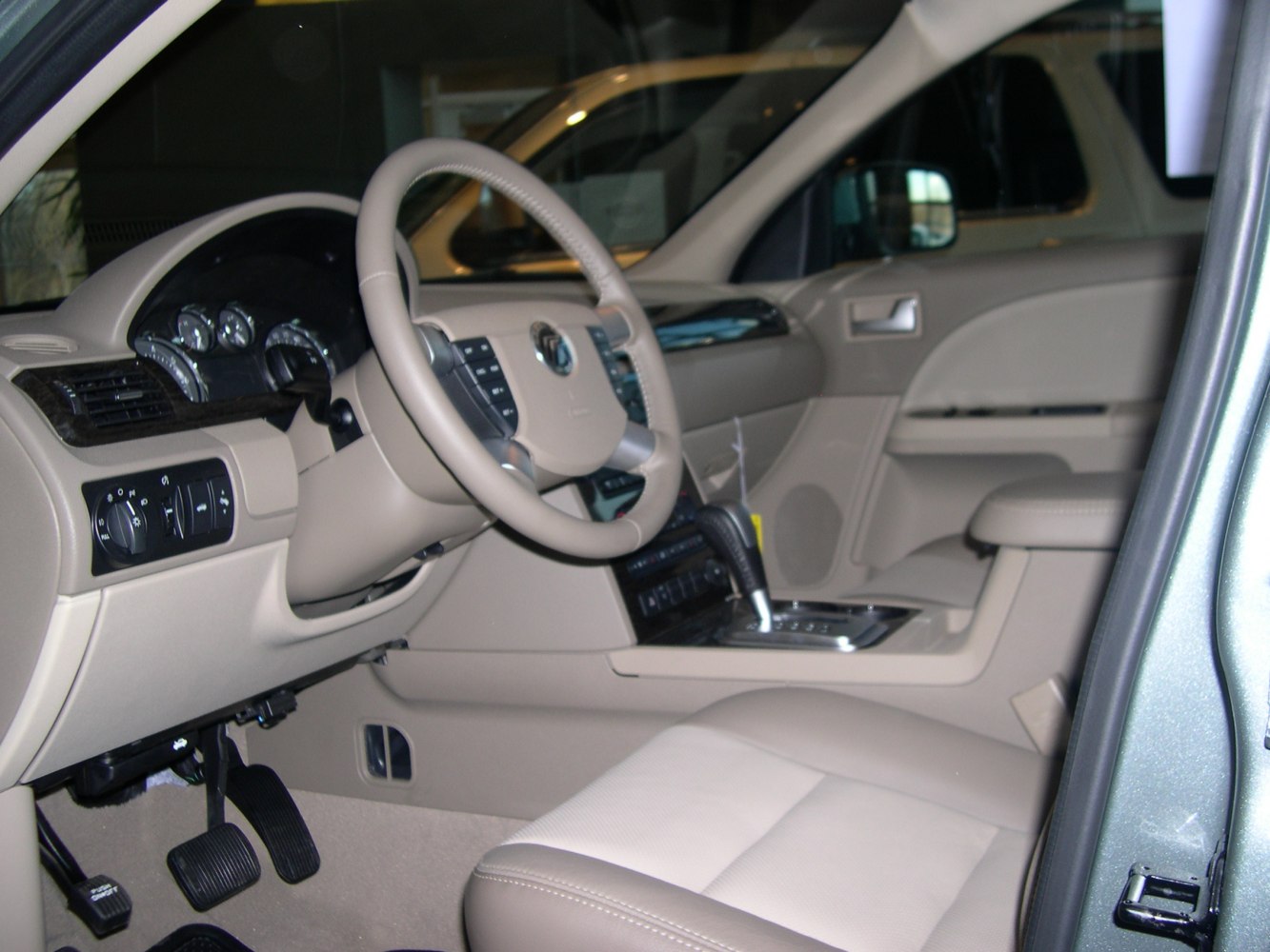 Beige dashboard, steering wheel, and automatic gear shift interior