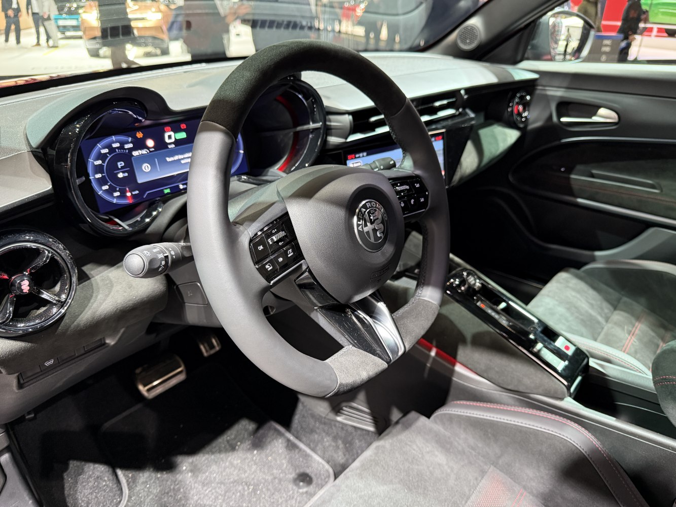 Digital instrument cluster and multifunctional steering wheel