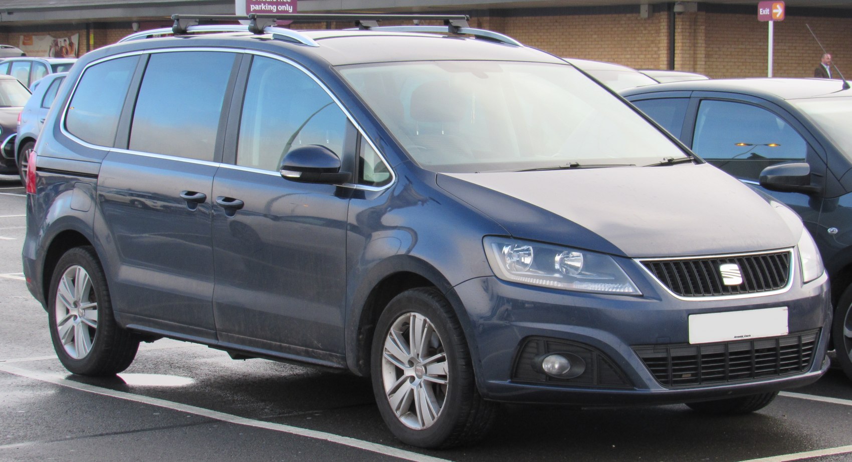 Front side view of an MPV with sliding doors and roof rails