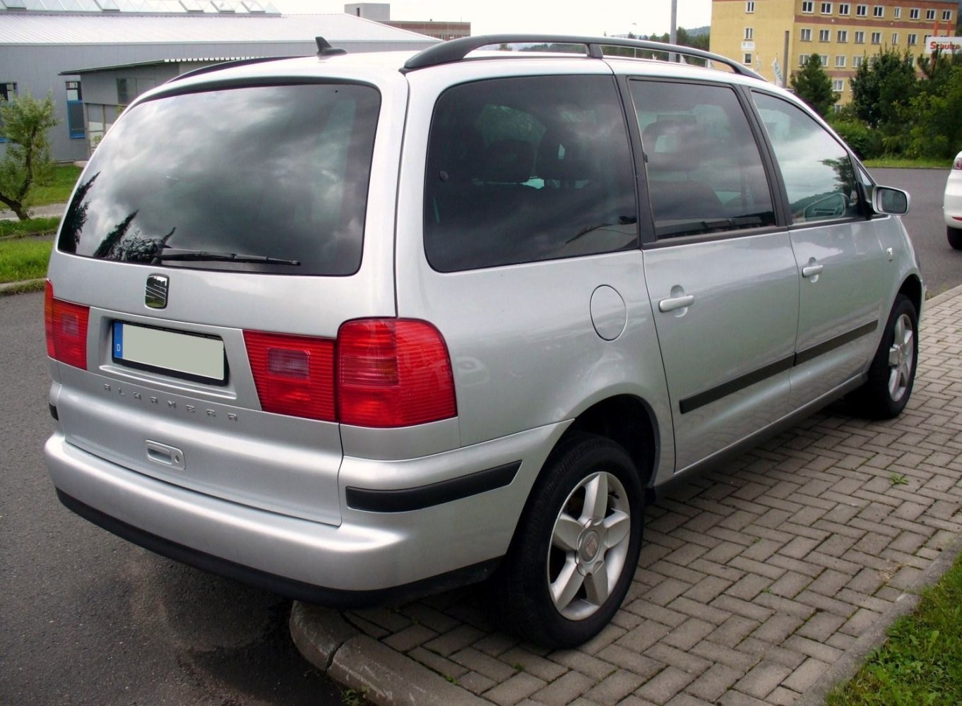 Rear side view with roof rails and alloy wheels