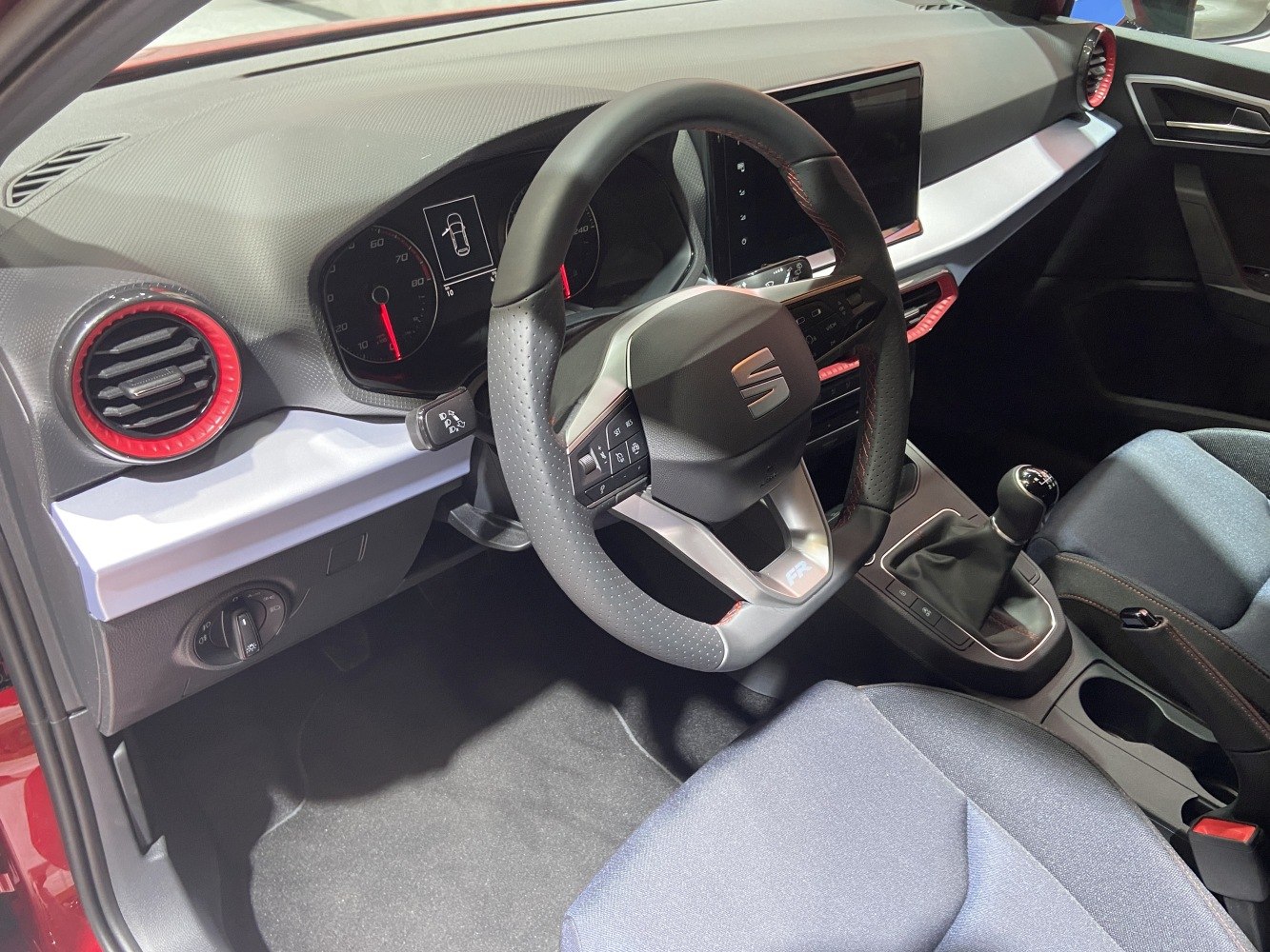 Sporty steering wheel and manual gear shift with digital cluster