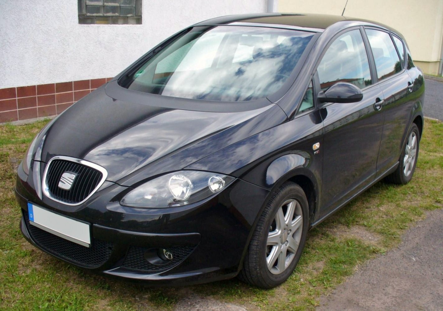 Black 5-door hatchback with trapezoidal grille and sleek headlights