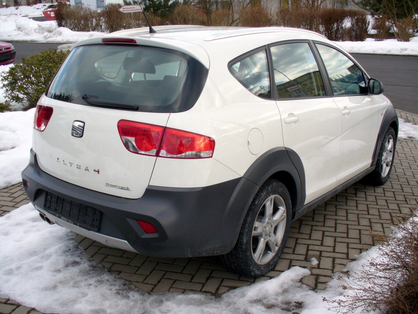 Rear and side view emphasizing taillights and body cladding