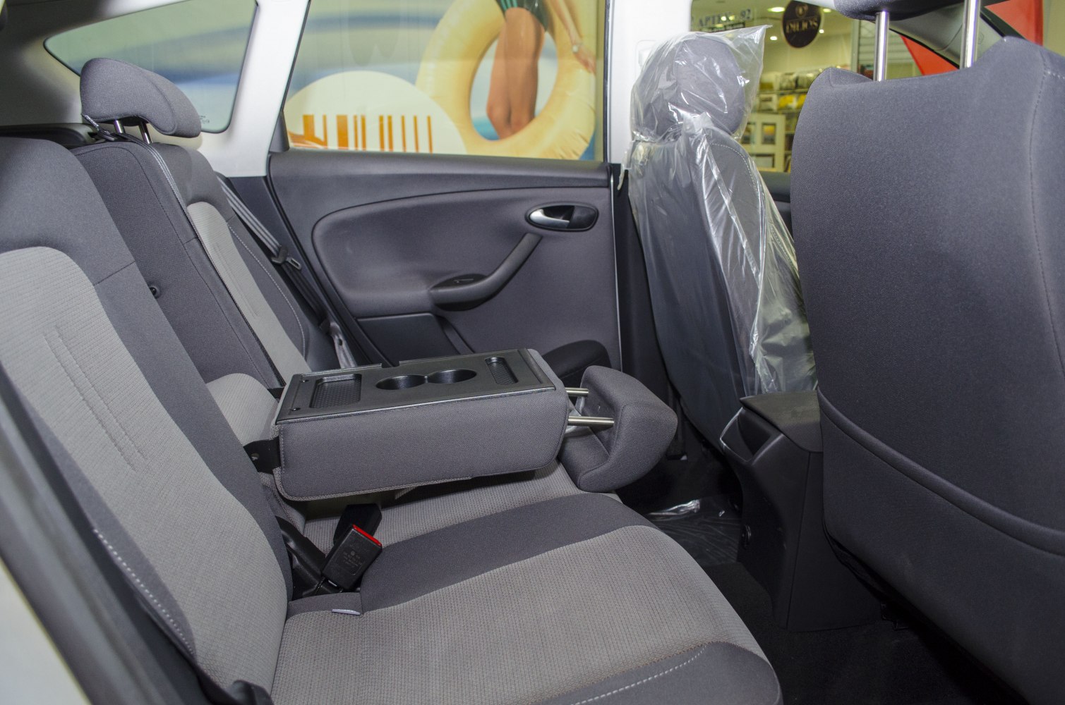 Rear seats with fabric upholstery and fold-down armrest with cup holders.