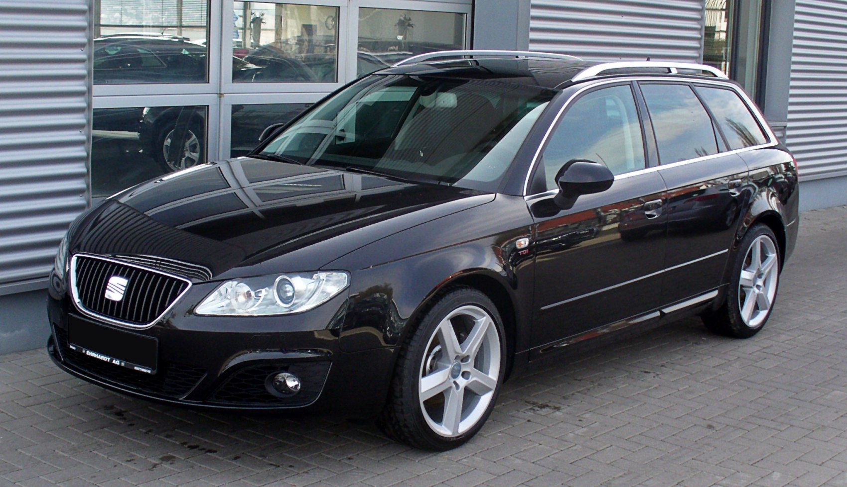 Black wagon with alloy wheels and front side exterior view