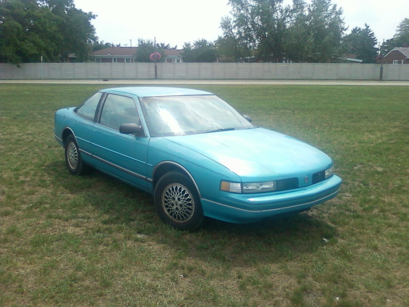 Classic two-door coupe with alloy wheels and smooth front fascia