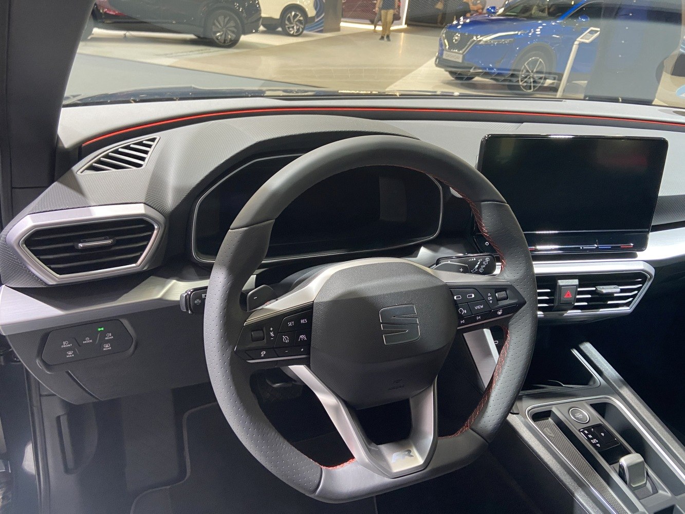 Digital dashboard and multifunction steering wheel with infotainment screen