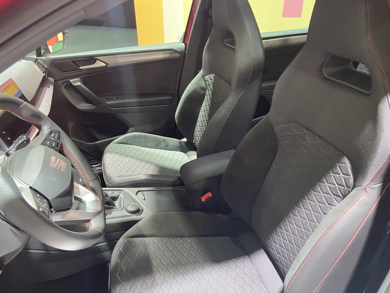 Sporty driver's and passenger's front seats with diamond-pattern upholstery