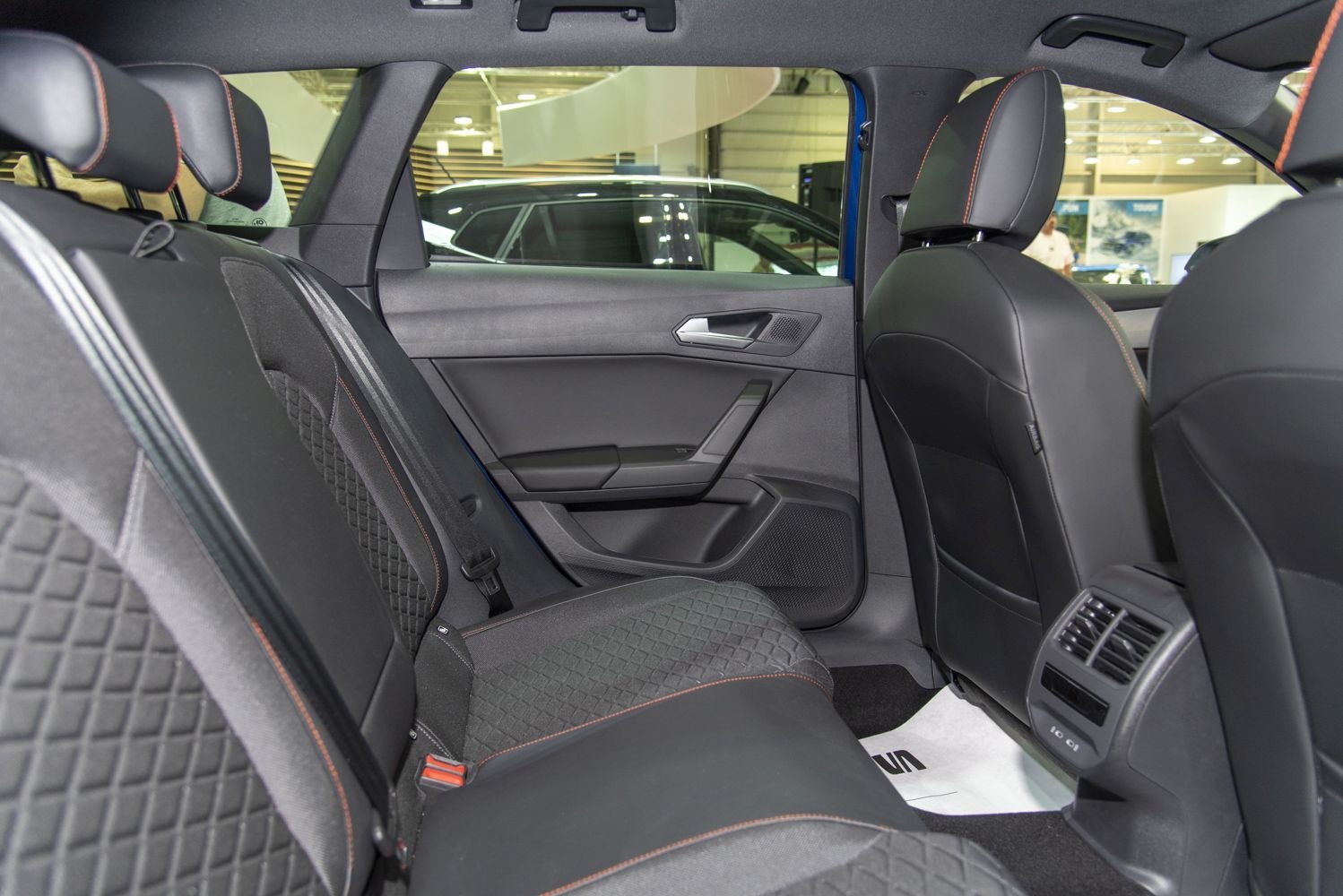 Diamond-stitched rear seats with rear door panel and air vents