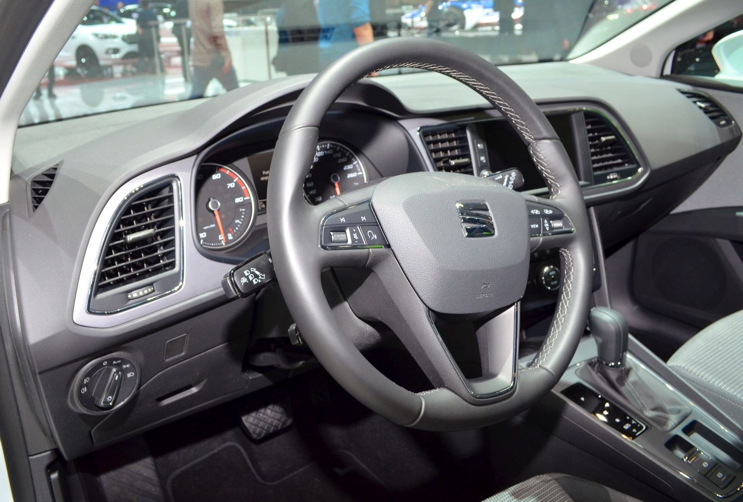 Steering wheel, dashboard, gear selector