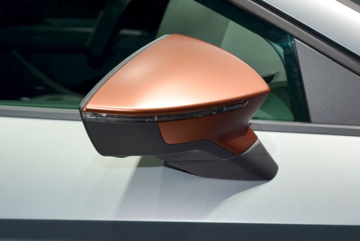 Car side mirror with integrated LED turn indicator