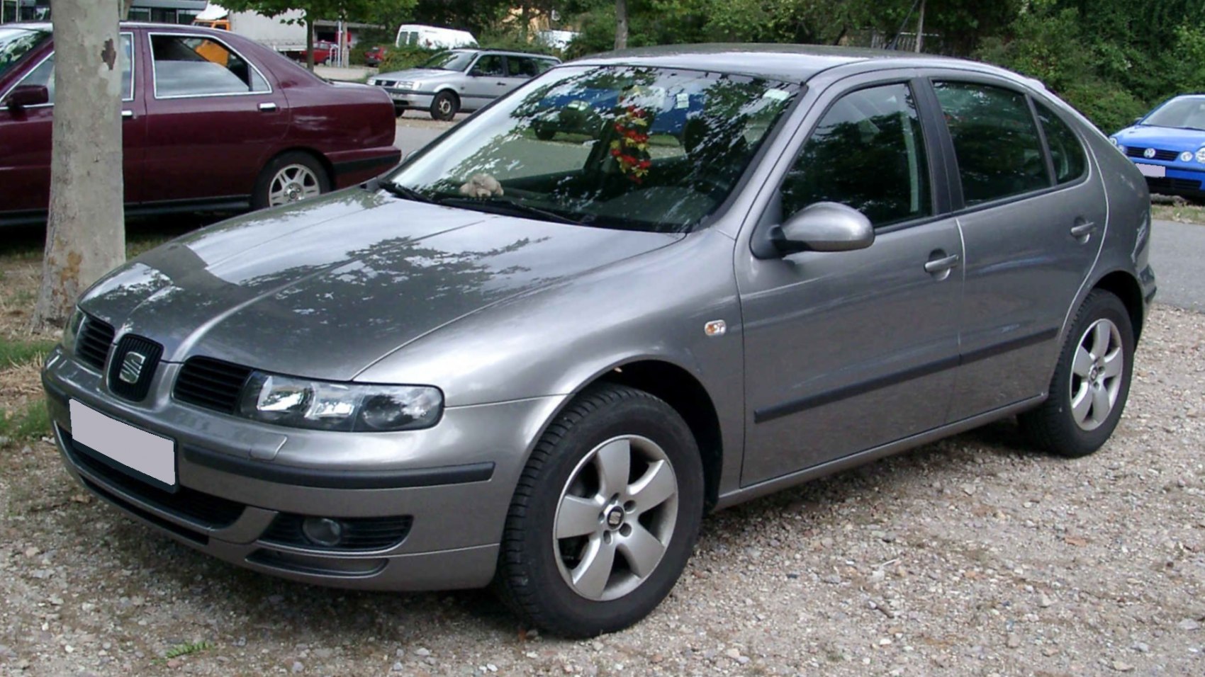 Five-door hatchback with alloy wheels and aerodynamic body.