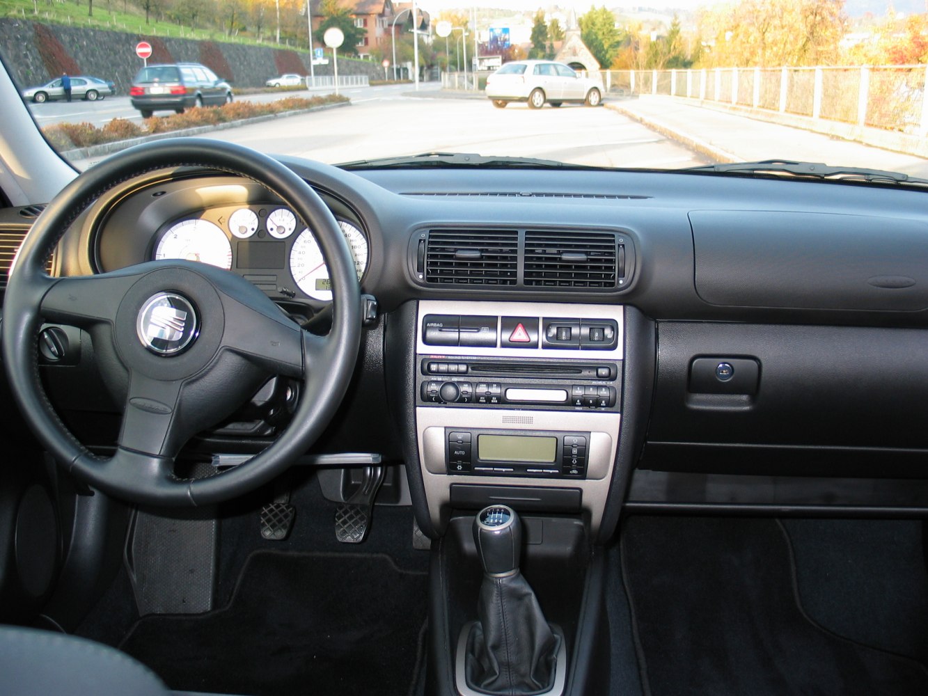 Dashboard with manual gear shift and classic instrument cluster