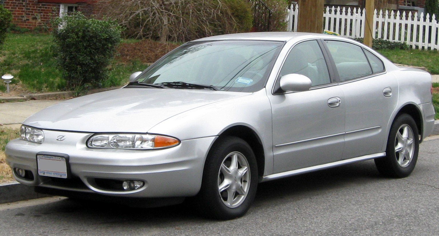 Front view of 1999 sedan with rounded headlights and alloy wheels