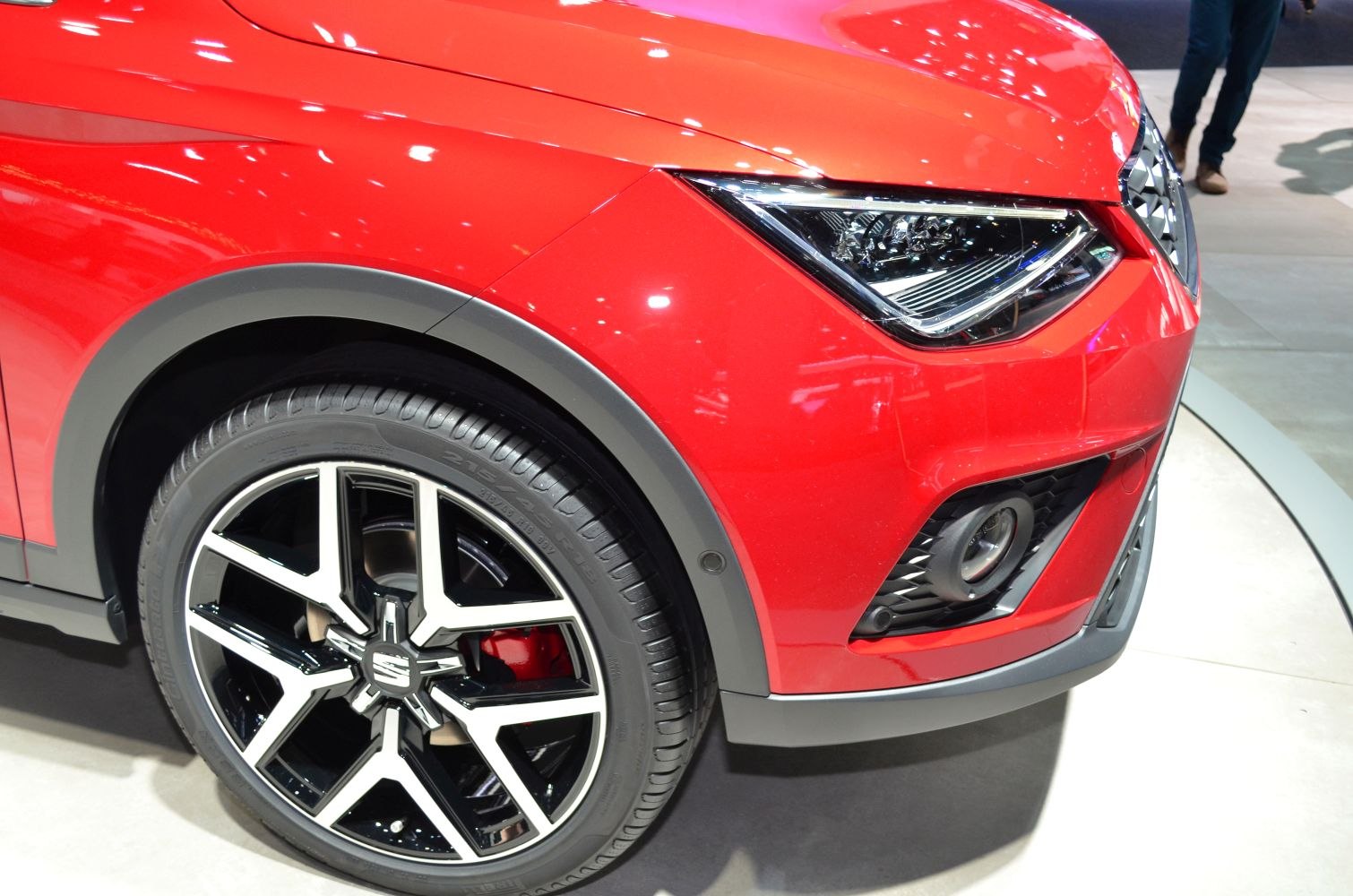Front wheel rim and LED headlight of a compact urban SUV