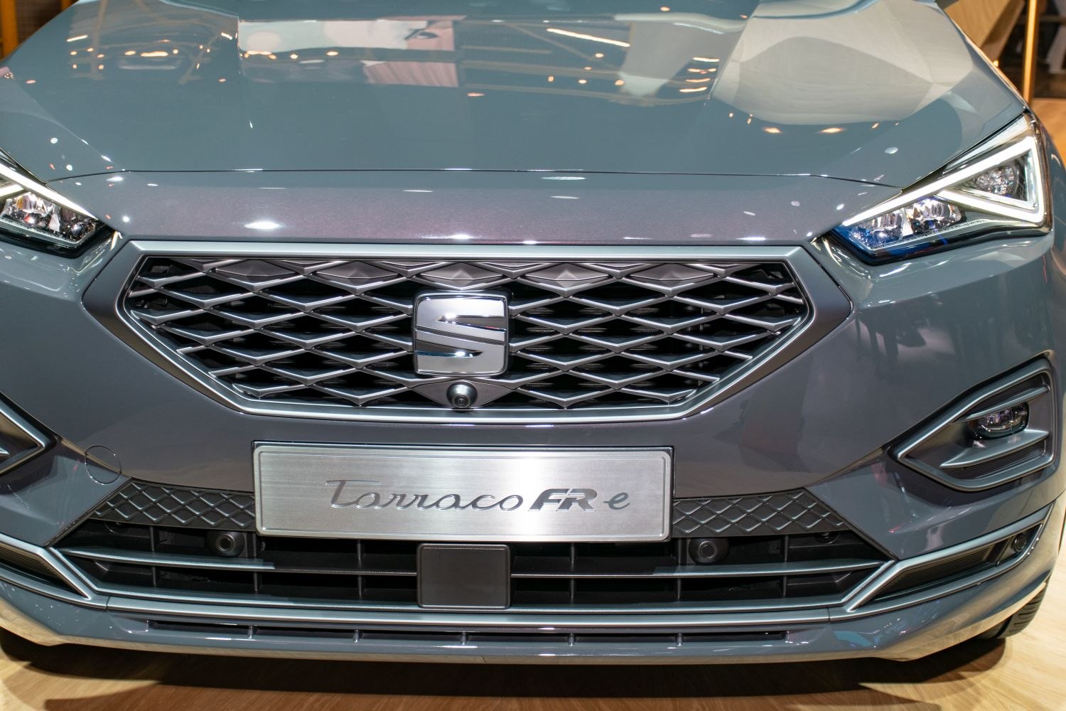 Front grille with Seat logo and sharp LED headlights
