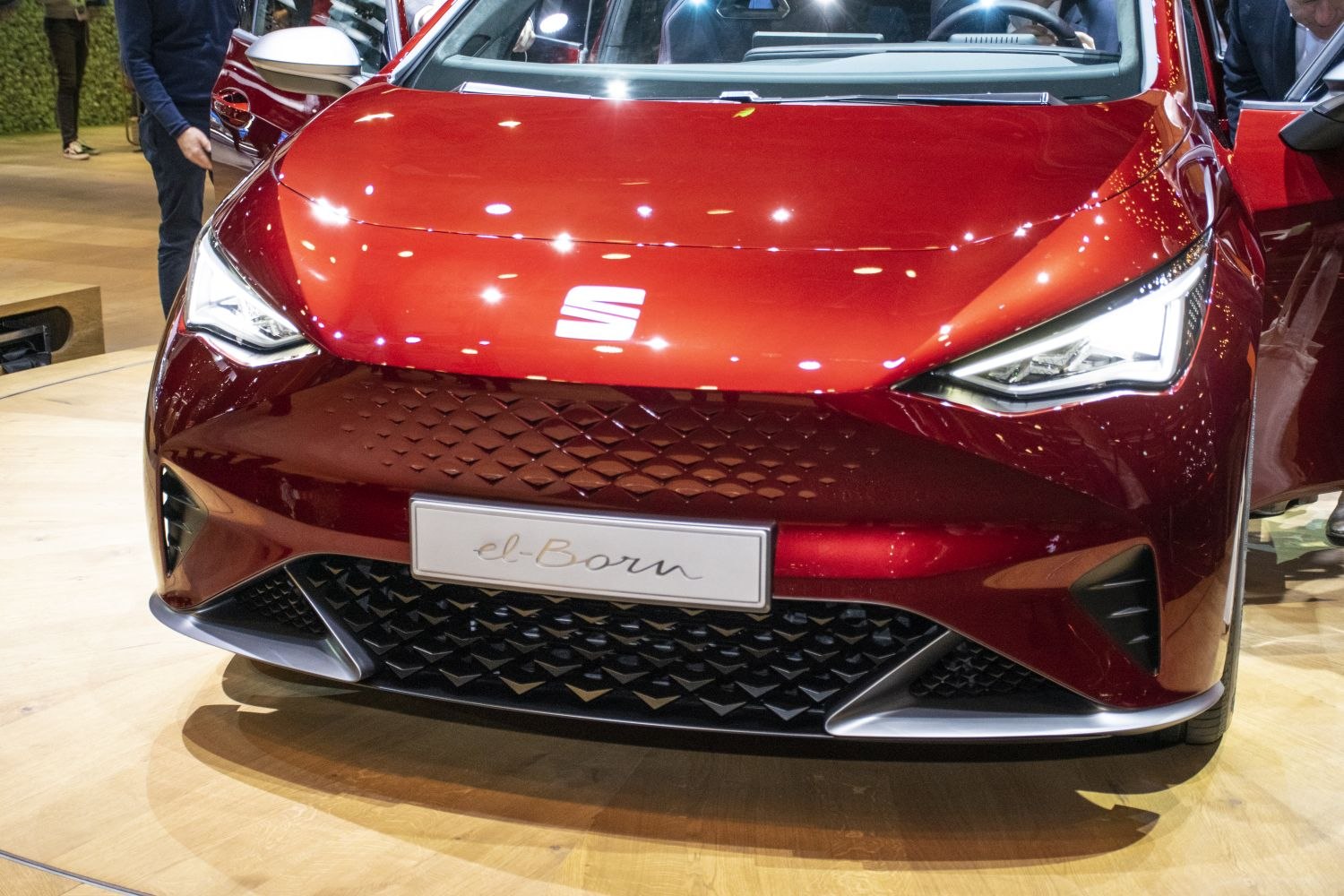Front fascia with sharp LED headlights and patterned grille