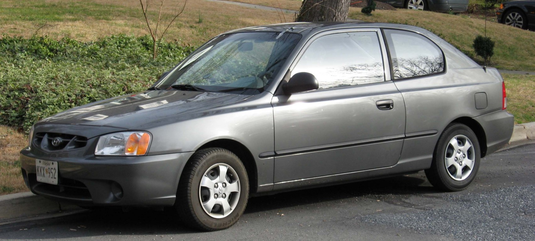 Compact hatchback with distinct front side profile and 3-door design