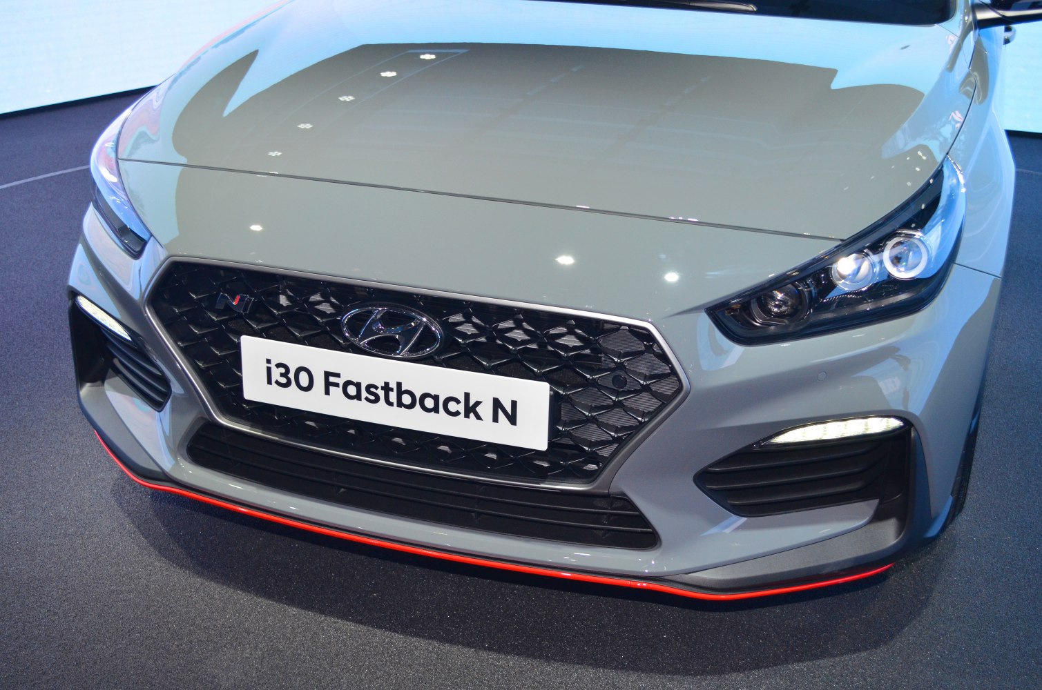 Front grille and LED headlights with sporty accents