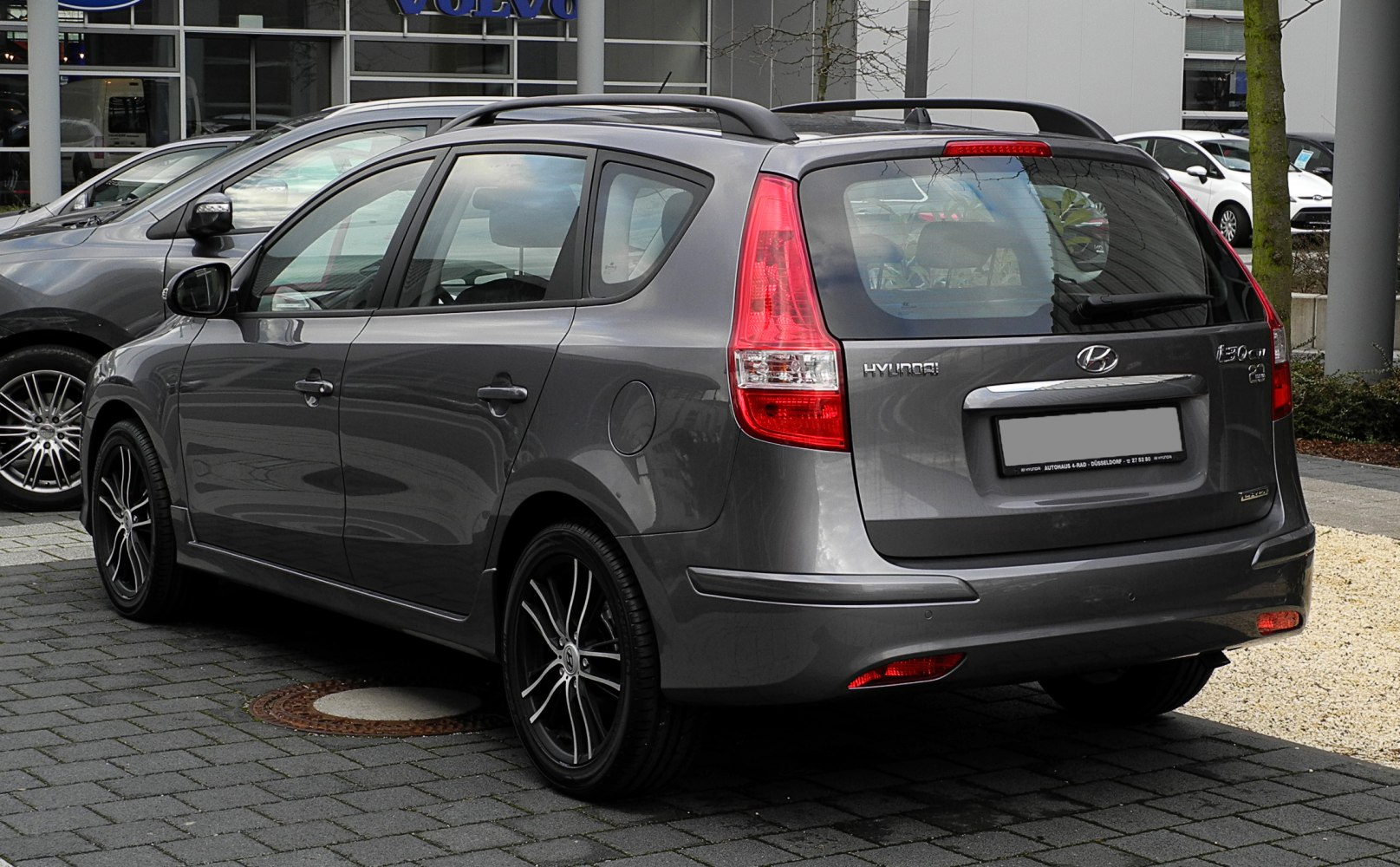 Rear side view with roof rails and alloy wheels