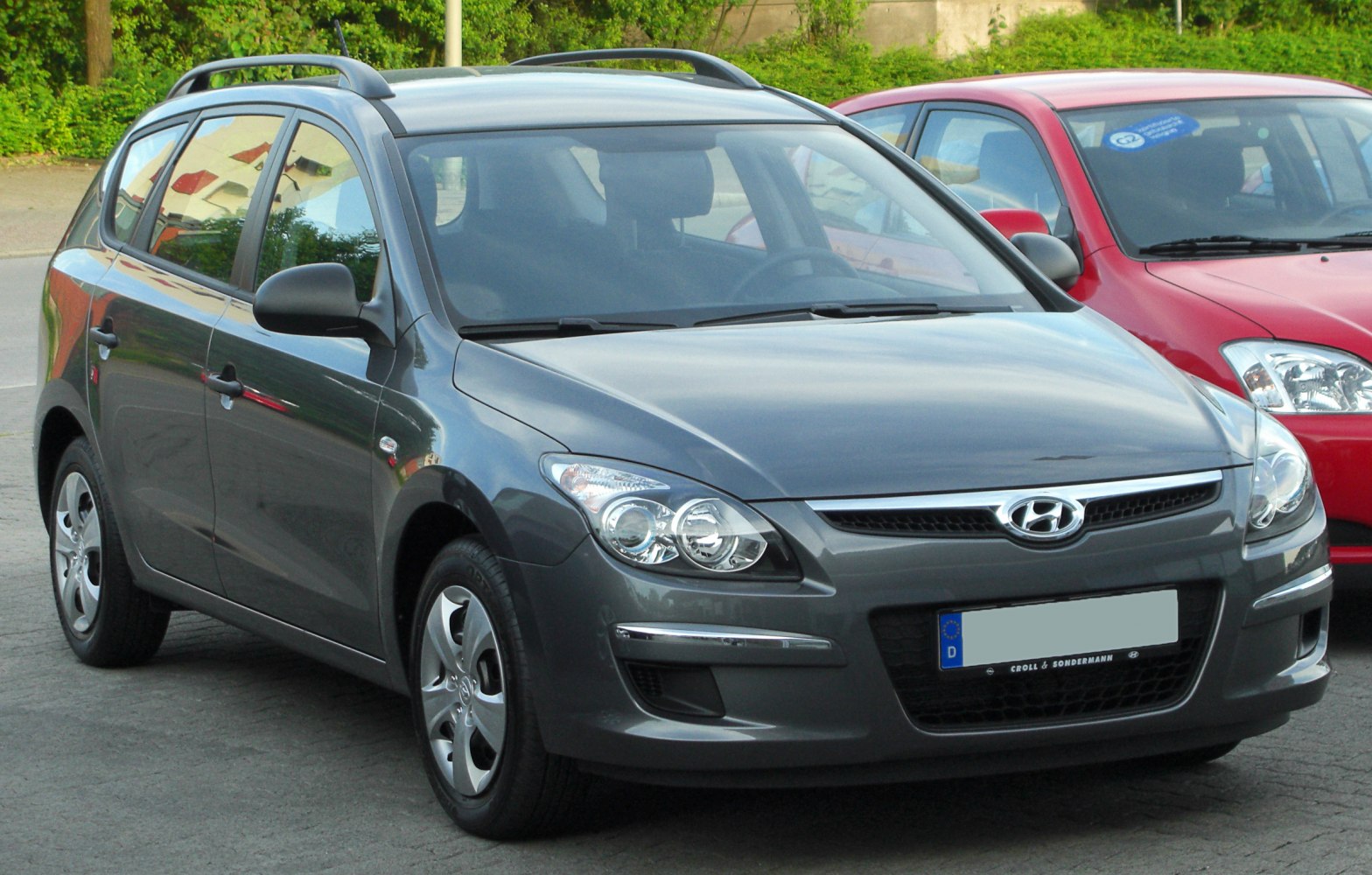 Front view with headlights, grille, and roof rails