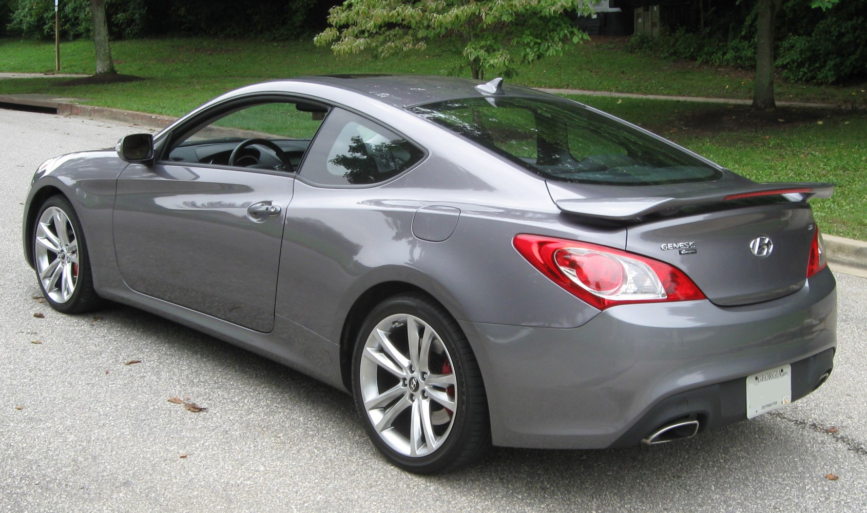 Rear-side profile with rear spoiler and alloy wheels