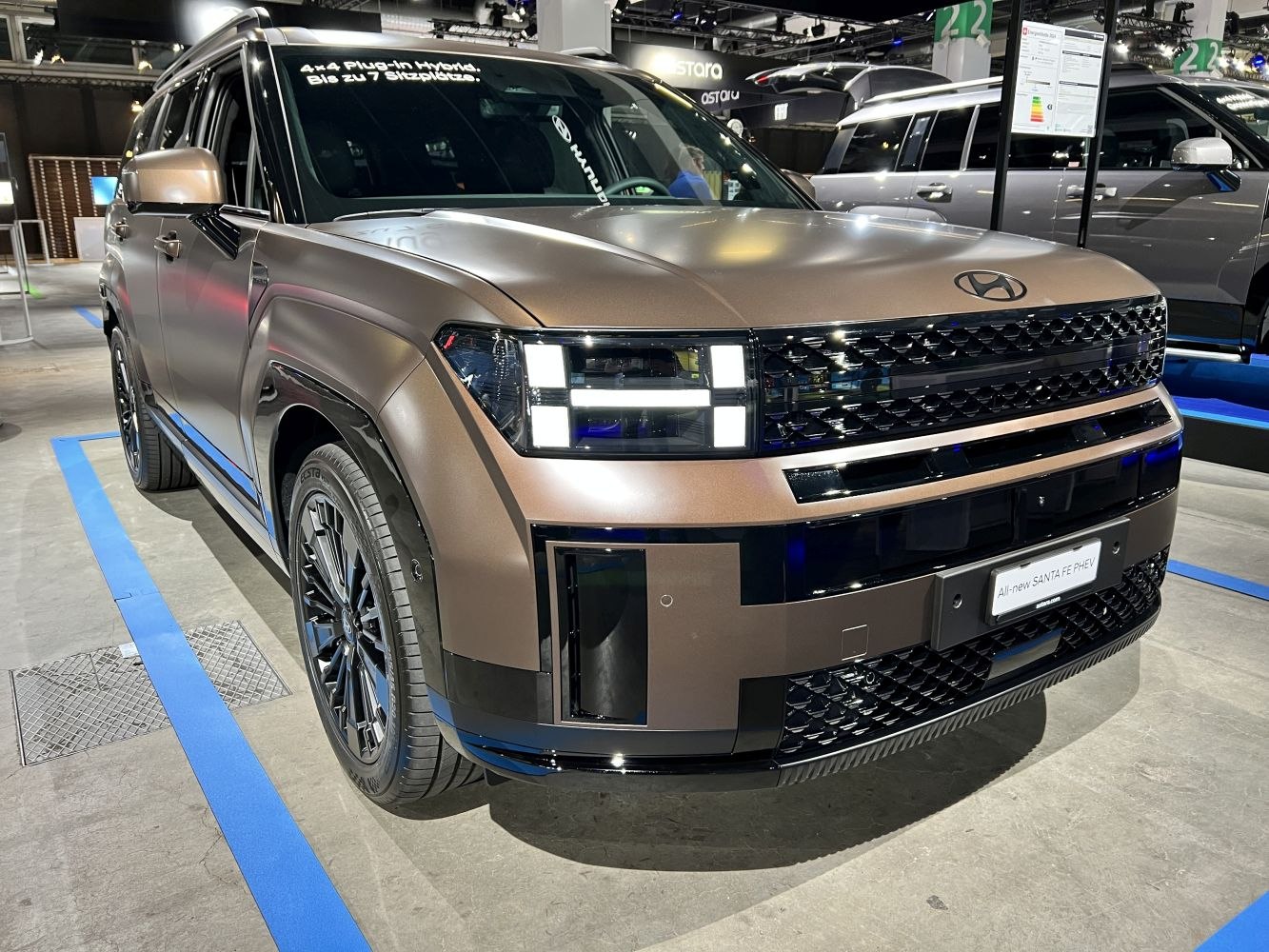 Distinctive front grille with LED headlights