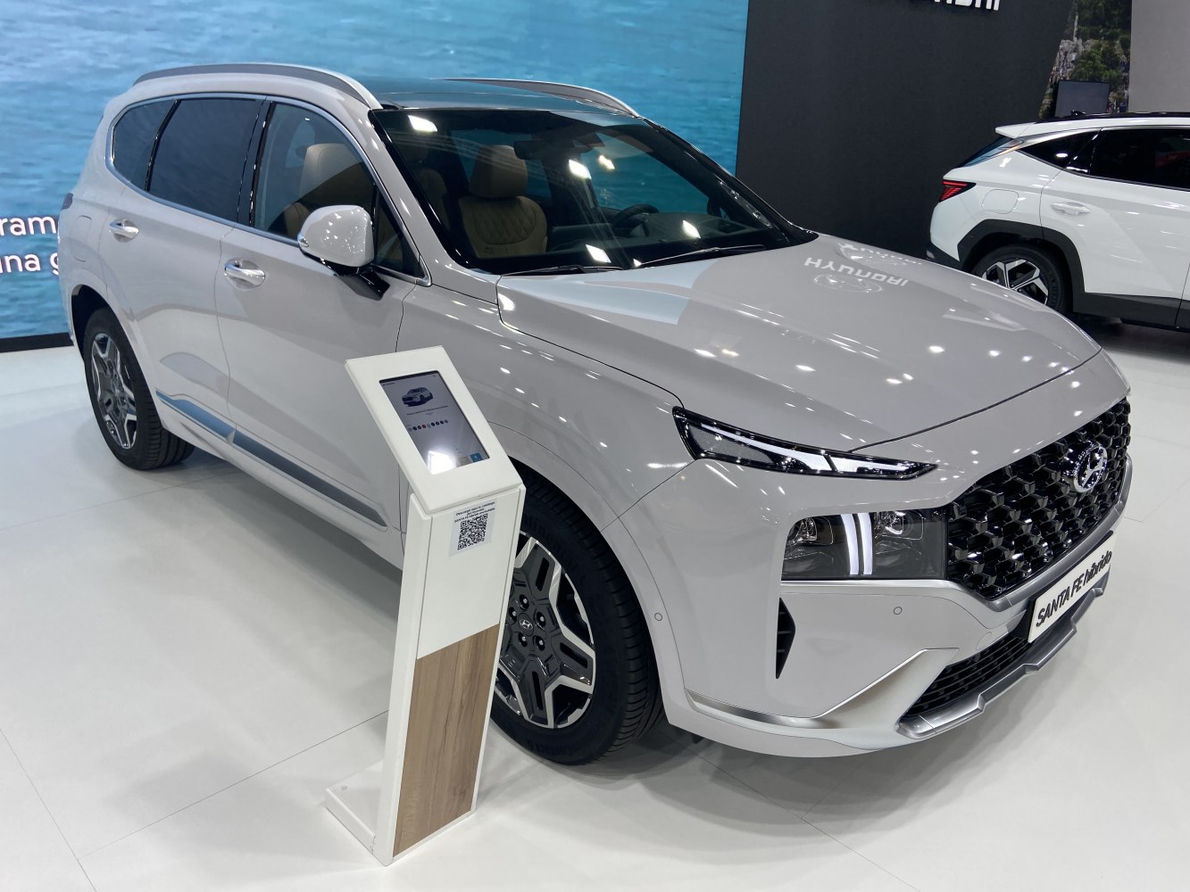 Front grille and headlight design of a modern SUV
