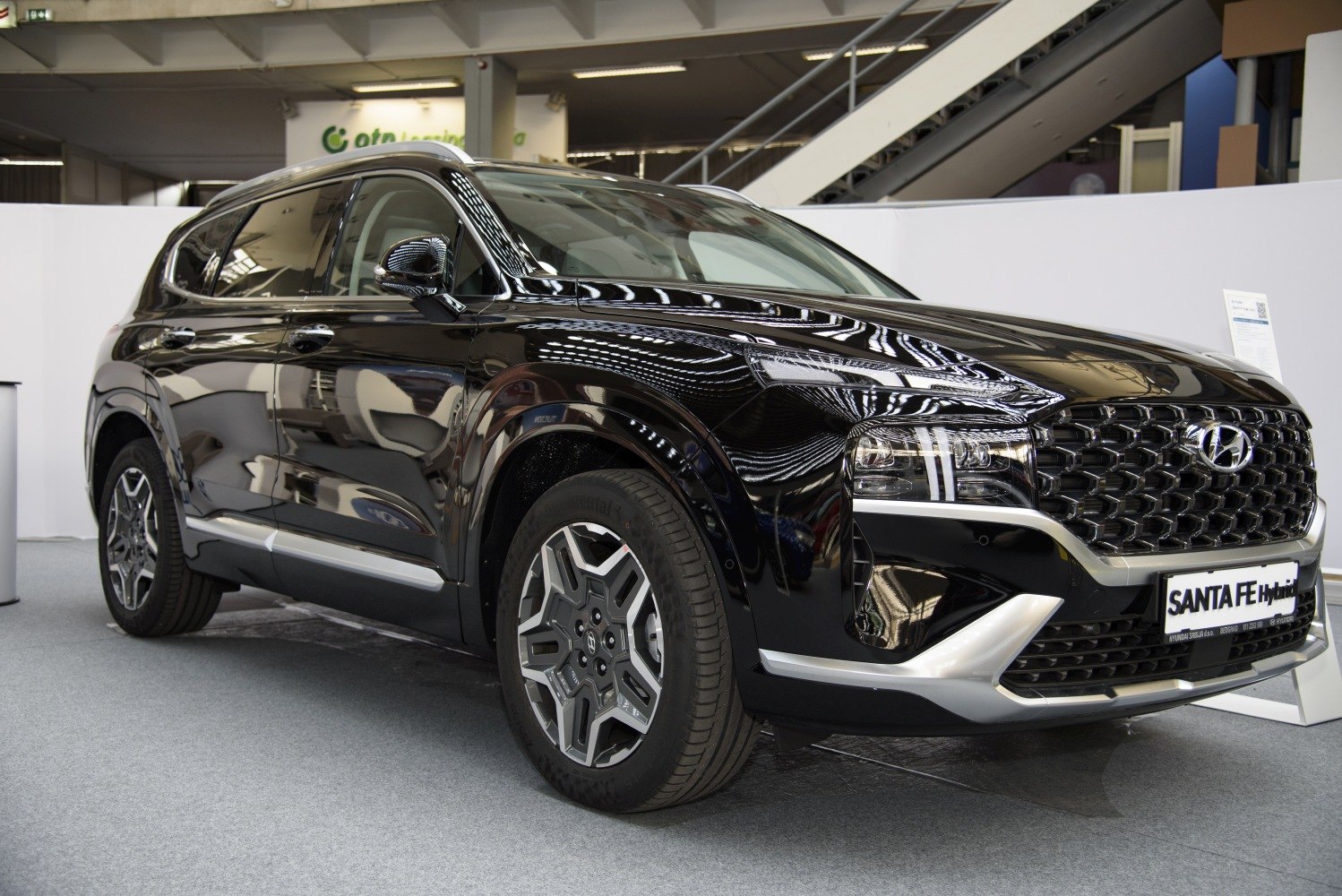 SUV front view with honeycomb grille and detailed alloy wheels