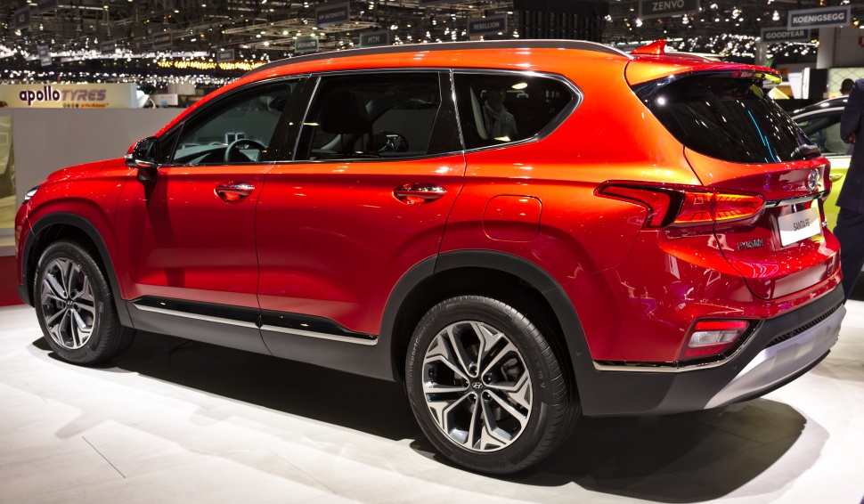 Rear side profile with modern alloy wheels and sleek SUV design