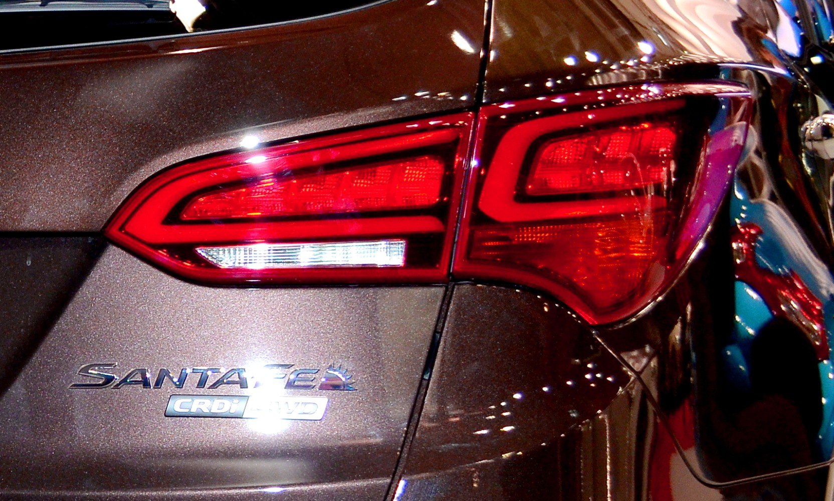 Red rear light and Santa Fe badge with CRDi AWD emblem