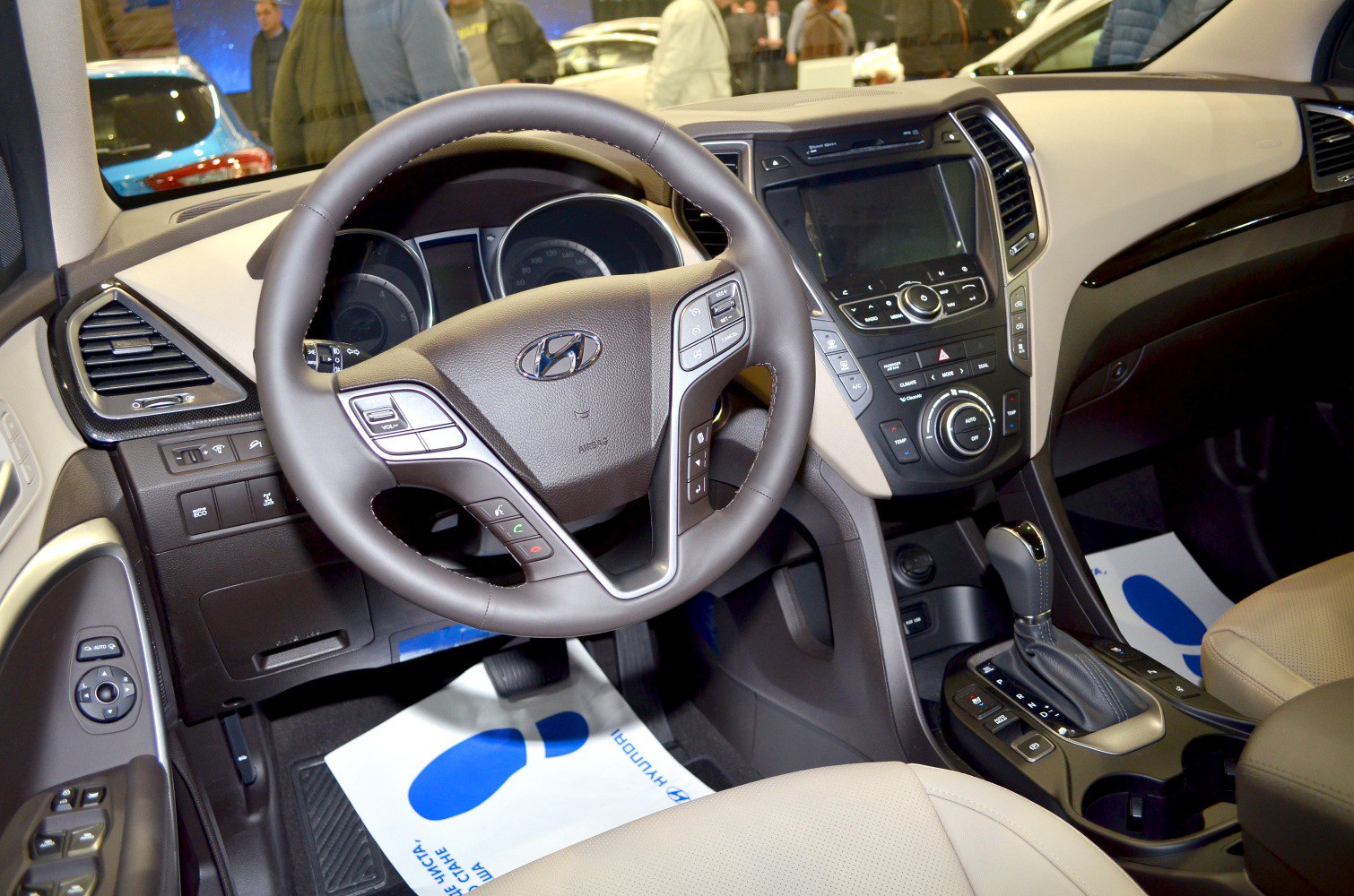 Steering wheel, dashboard, and center console interior features