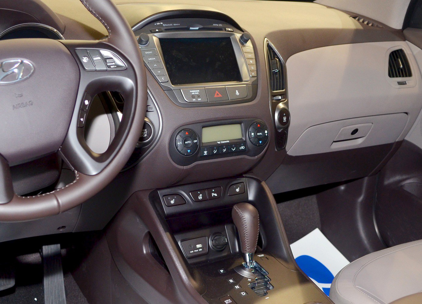 Dashboard, multimedia screen, automatic gear selector, steering wheel controls