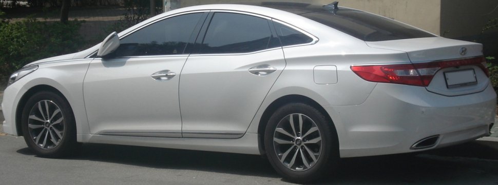 Sleek side profile with tinted windows and stylish alloy wheels